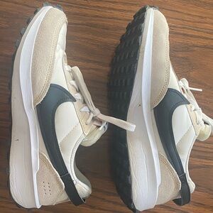 Nike size 7 waffle debut running shoe.